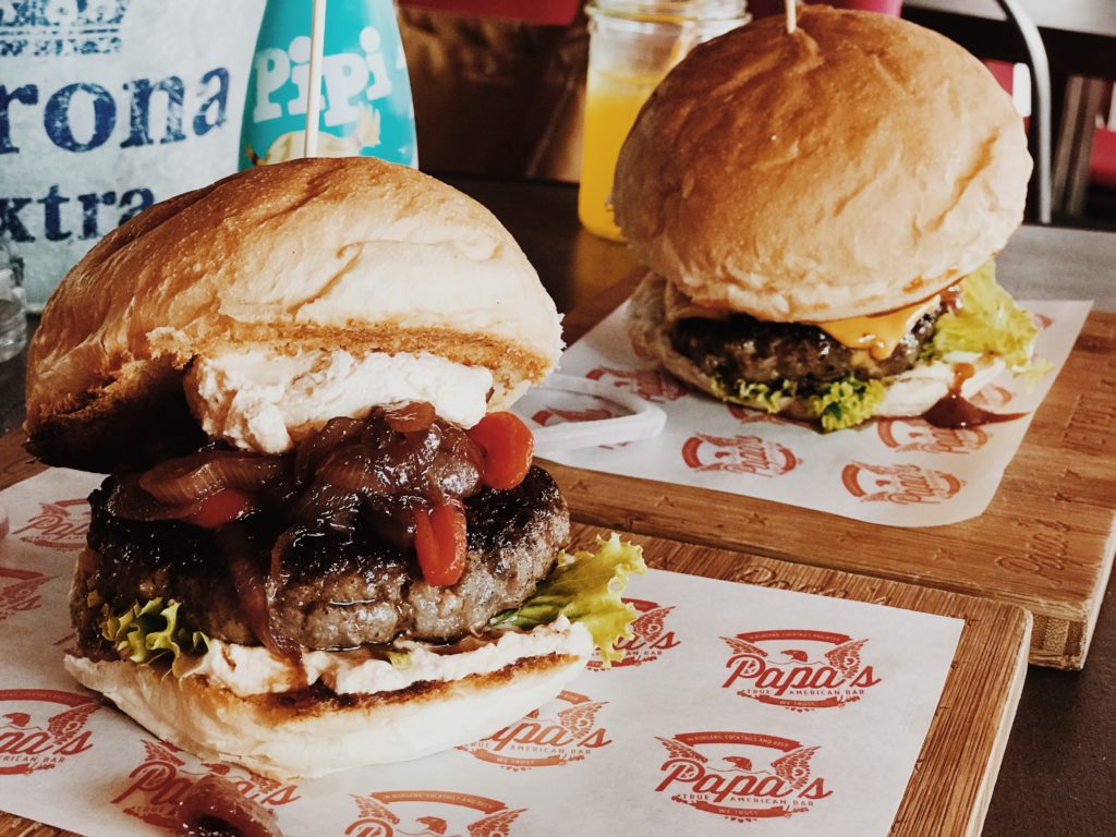 Papa's American Bar, perfect burgers on the beach